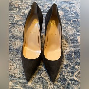 Christian Louboutin pumps size 39 for a chic spring / summer styling.